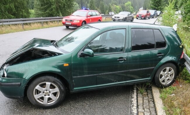 Auf nasser Straße Kontrolle verloren - Eine 78-Jährige schleuderte mit ihrem VW am Mittwoch auf der S 272 bei Oberwildenthal auf regennasser Fahrbahn gegen beide Leitplanken. 