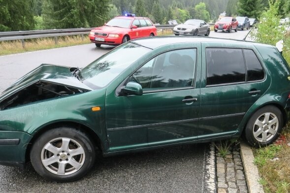 Eine 78-Jährige schleuderte mit ihrem VW am Mittwoch auf der S 272 bei Oberwildenthal auf regennasser Fahrbahn gegen beide Leitplanken. 