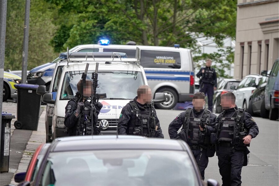 Auf Polizisten geschossen: Staatsanwaltschaft erhebt Anklage gegen Chemnitzer Armbrustschützen - Erst schoss der Gesuchte mit einer Armbrust auf Polizisten, dann schoss die Polizei. Der Einsatz im Mai erregte große Aufmerksamkeit.