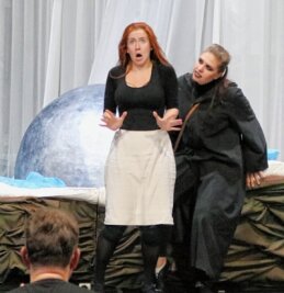 Auf "Rusalka" folgt ein Plausch mit der Dramaturgin - Małgorzata Pawłowska als Rusalka (links) und Veronika Tokareva als Hexe bei der ersten öffentlichen Probe der Spielzeit. 