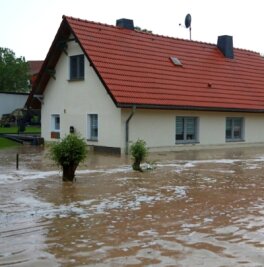Auf Schlamm folgen Tränen: Familie muss ihr Haus verlassen - Der Dittrichbach verwandelte das Grundstück am 5. Juni gegen 17.30 Uhr zu einer riesigen Wasserfläche.