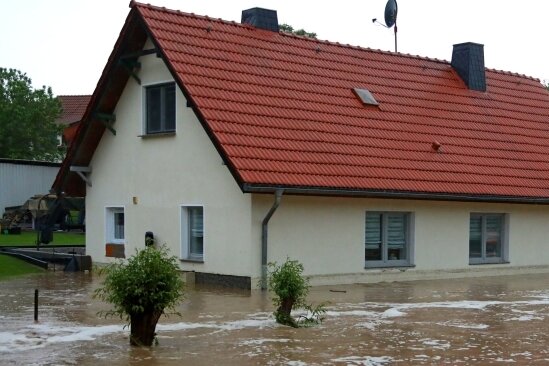 Der Dittrichbach verwandelte das Grundstück am 5. Juni gegen 17.30 Uhr zu einer riesigen Wasserfläche.