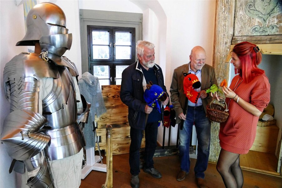 Auf Schloss Wildeck in Zschopau beginnt eine mittelalterliche Spurensuche - Johannes Werner und Klaus Baumann lassen sich von Schloss-Mitarbeiterin Celine Wolf (v. l.) etwas erklären.