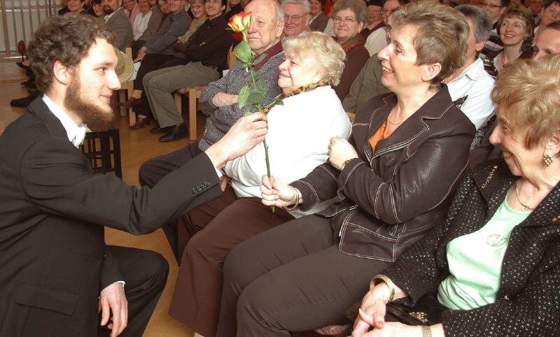 
              <p class="artikelinhalt">Friedemann Röber (links) überreichte während des Konzerts von Harmonovus am Samstag am Brecht-Gymnasium symbolisch zum Frauentag an Ina Ullmann eine Rose. </p>
            