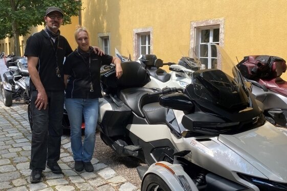 Auf Sommer-Tour mit Softeis-Ziel - Silke und Alf Mellmann, die mit mehr als 50 weiteren Maschinen und etwa 70 Fahrern und Mitfahrern zur Sommertour unterwegs waren und im "Schlossgasthaus" in Lichtenwalde Mittagspause machten. 
