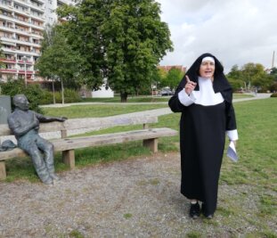 Auf Stadtführungen Zwickau besser kennenlernen - Eine Benediktinerin begleitet die Teilnehmer auf der thematischen Führung "Sagenhaftes Zwickau". 