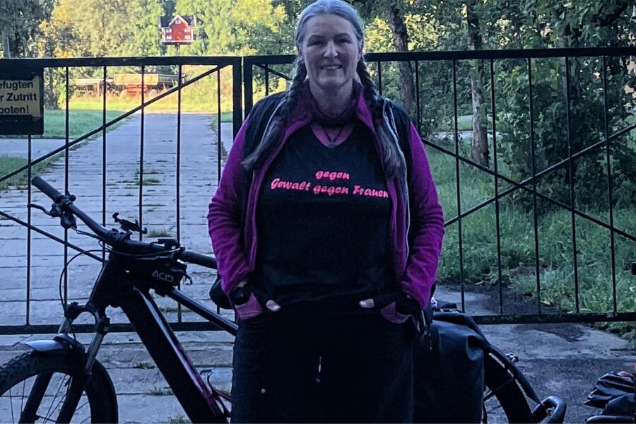 Auf Tour gegen Gewalt: Radlerin mit Botschaft macht an der Kober Halt - Ihre Botschaft trägt Birgit Pfersich auf dem T-Shirt. Darüber kommt sie mit Menschen in ganz Deutschland ins Gespräch.