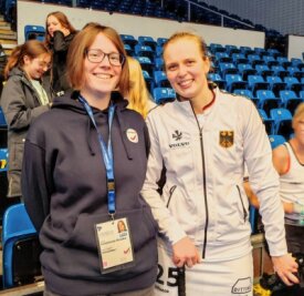 Auf Tuchfühlung mit den Europameisterinnen - Hockey-Torhüterin Conny Kraska (links) traf in Hamburg die Deutsche Nationalmannschaft und nutzte die Chance - wie hier mit Viktoria Huse - für Fotos. 