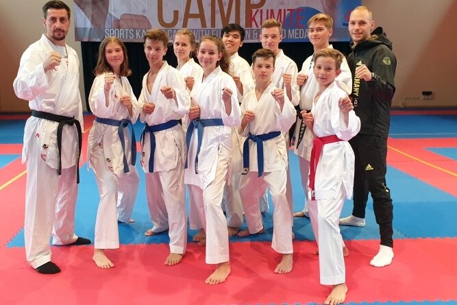 Die Rochlitzer Karateka waren bei einem Lehrgang mit dem schwedischen Erfolgstrainer Sadik Sadik und Olympia-Teilnehmer Noah Bitsch (r.) dabei. Einige Karateka fahren bald zu nationalen Meisterschaften. 