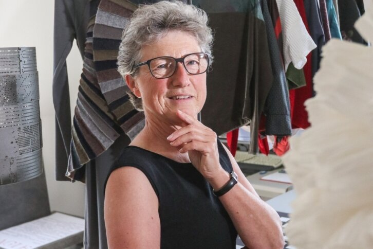 Auf Umwegen zur Kunst - Die Künstlerin Kerstin Rößler mit von ihr entworfenen Textilien in ihrem Atelier in Einsiedel. 