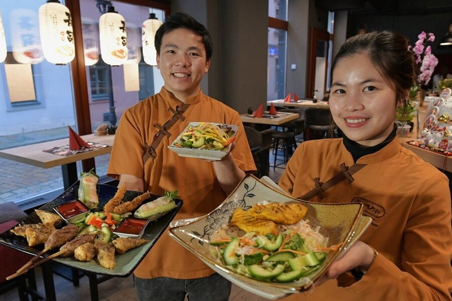 Im vietnamesisch-japanischen Restaurant "Tre Viet" in der Korngasse Freiberg servieren Than Anh Nguyen und seine Ehefrau Phuong Le einen Königsteller mit Vorspeisen, zudem Kokosnuss, Hähnchen und Nudeln sowie einen Mango-Salat mit Hähnchen und Chili-Limetten-Dressing.