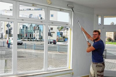 Auf und zu: Bewegung im Innenstadt-Handel in Crimmitschau - Juniorchef Christian Knauer greift selbst zu Farbe und Malerrolle, um die neuen Räume des Küchenstudios auf Vordermann zu bringen.