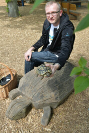 Auf Wäscheplatz in Großschirma entdeckt: Wem gehört die "Schildie"? - Patrick Esche brachte eine Schildkröte in den Freiberger Tierpark, die er am Freitagvormittag in Großschirma entdeckt hat.