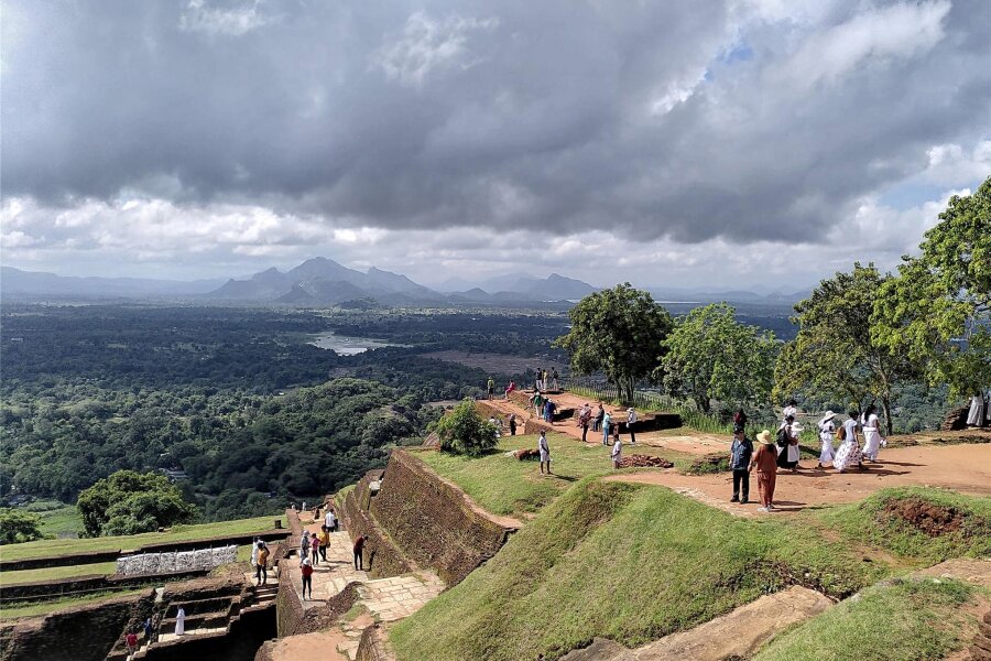 Auf Winterflucht in Sri Lanka - Der Löwenfelsen überragt 200 Meter Sri Lankas Dschungel. Die alte Festung ist Weltkulturerbe.