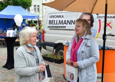 Auf Wochenmarkt spielt die Rentenfrage keine Rolle mehr - Mit lokalen Problemen ist Veronika Bellmann (CDU) an ihrem Wahlkampfstand auf dem Markt in Mittweida konfrontiert worden. So auch im Gespräch mit Rentnerin Karin Grätz. 