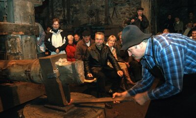 Auf Zeitreise durch die Stadtgeschichte - 
              <p class="artikelinhalt">Im "Frohnauer Hammer" wurde während der Museumsnacht das Eisen für eine Sonnenuhr geschmiedet. Zahlreiche Gäste sahen Bernd Schreiter bei der Arbeit zu.</p>
            
