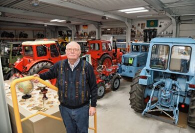 Auf Zeitreise im DDR-Museum Süßebach - Sammler Friedhold Bauer in seinem Museum: 110 Fahrzeuge - unter anderem Traktoren, Pkw, Zweiräder - stellt er in Süßebach aus. Vor vier Jahren hat er das Museum in die Friedhold-Bauer-Stiftung überführt. 