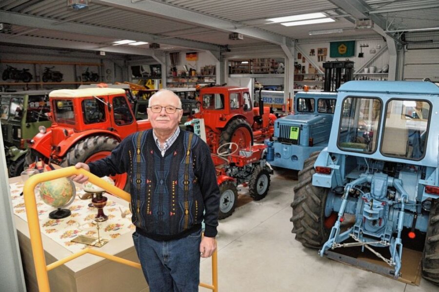 Auf Zeitreise im DDR-Museum Süßebach - Sammler Friedhold Bauer in seinem Museum: 110 Fahrzeuge - unter anderem Traktoren, Pkw, Zweiräder - stellt er in Süßebach aus. Vor vier Jahren hat er das Museum in die Friedhold-Bauer-Stiftung überführt. 