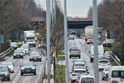 Auf zwei großen Einfallstraßen in Chemnitz wird es demnächst eng - Etwa 67.000 Fahrzeuge sind täglich auf der Neefestraße zwischen Autobahnabfahrt und Südring unterwegs. Das hinterlässt Spuren. Die Stadt will die Straße nun sanieren lassen und sicherer machen. 