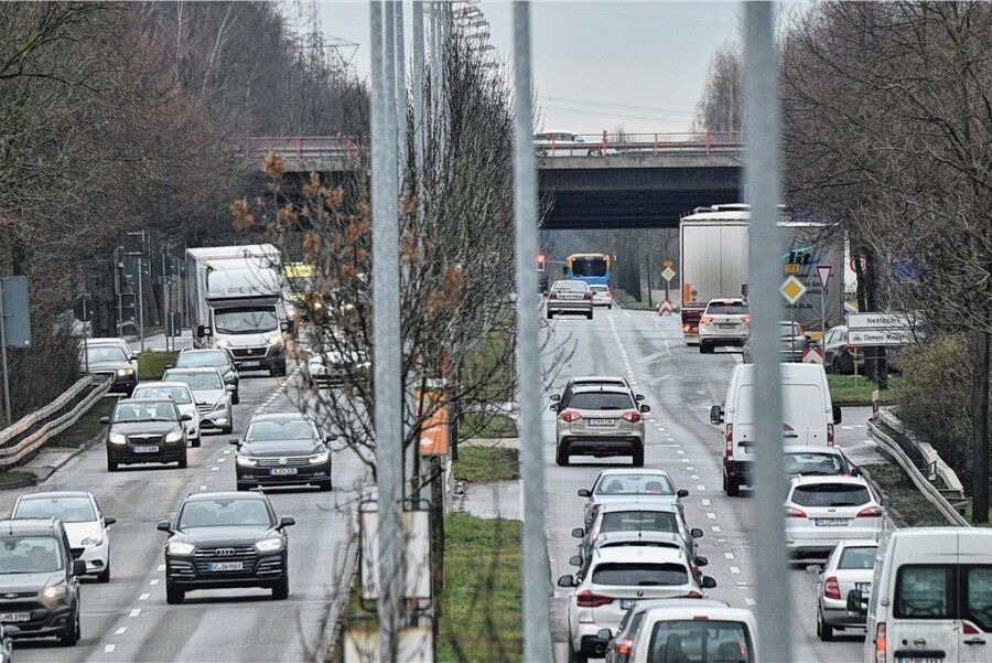 Auf zwei großen Einfallstraßen in Chemnitz wird es demnächst eng - Etwa 67.000 Fahrzeuge sind täglich auf der Neefestraße zwischen Autobahnabfahrt und Südring unterwegs. Das hinterlässt Spuren. Die Stadt will die Straße nun sanieren lassen und sicherer machen. 
