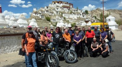 Auf zwei Rädern zum Dach der Welt - Die sächsische Bikergruppe legte in Indien mit Royal Enfield Motorrädern etwa 1200 Kilometer zurück - im Hintergrund das Kloster Tikse.