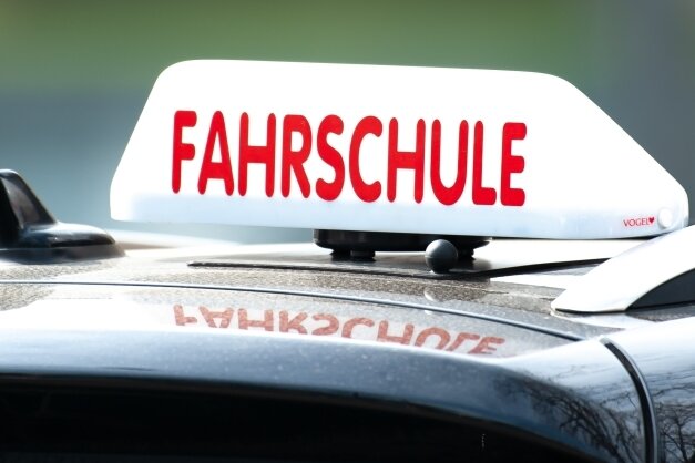 Aufatmen bei den Fahrschulen im Erzgebirge - Die Erleichterung bei den Fahrschulen ist groß. Die Führerschein-Ausbildung in Sachsen ist wieder unter der 3G-Regel möglich. 
