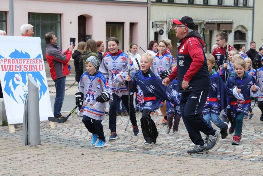 Aufatmen für den Eishockeyverein: Gemeinderat stimmt für Aufeisung des Wolfsbaus in Schönheide - 