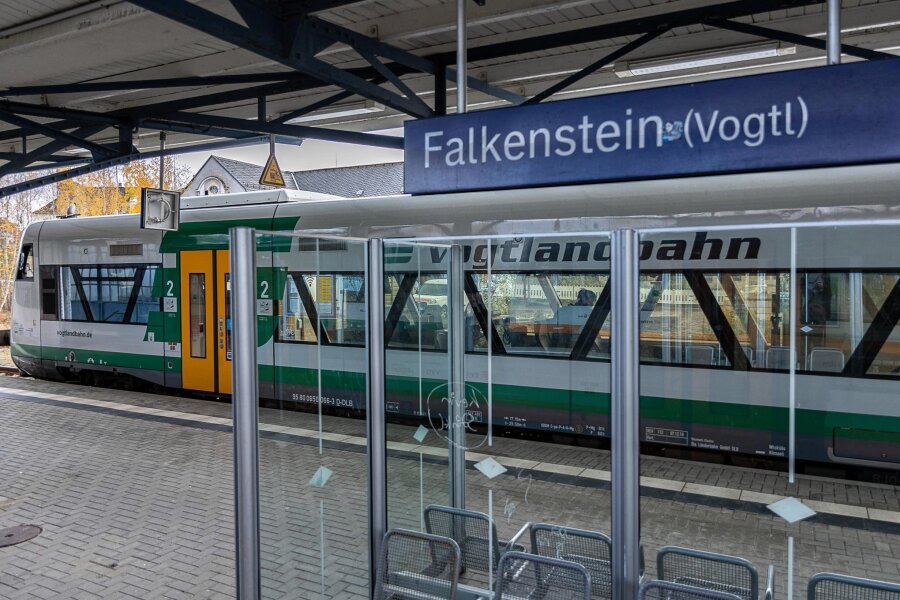 Aufatmen für Fahrgäste im Vogtland: Einigung zwischen GDL und Betreiber der Vogtlandbahn - Die Vogtlandbahn am Bahnhof Falkenstein.