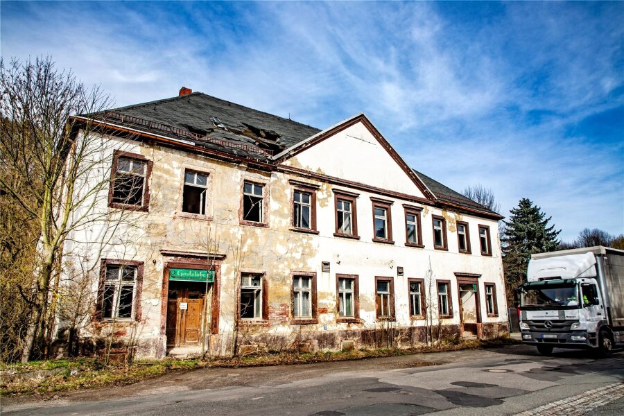 Aufatmen in Hennersdorf: Ruine der früheren Brückenschenke wird abgerissen - Der frühere Gasthof Brückenschenke in Hennersdorf wird abgerissen.