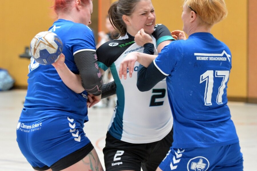 Packender Kampf: Die Weißenborner Handballerinnen um die 15-fache Torschützin Sophie Zeller (M.) warfen gegen Neudorf/Döbeln alles in die Waagschale, kassierten aber am Ende dennoch eine Heimniederlage. 