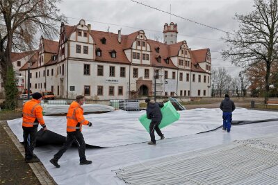 Aufbau der Glauchauer Eisbahn beginnt - Am Montag hat vor dem Schloss der Aufbau der Eisbahn begonnen.