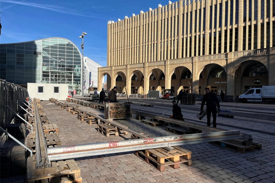 Aufbau gestartet: Wann beginnt das Eislaufen mitten in der Chemnitzer Innenstadt? - Am Montag wurde mit dem Aufbau der Eislaufbahn auf dem Neumarkt begonnen.