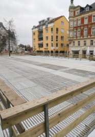 Aufbau von Eisbahn ist noch ungeklärt - Der Aufbau der Eisbahn auf dem Johannisplatz in Limbach-Oberfrohna im Vorjahr. 
