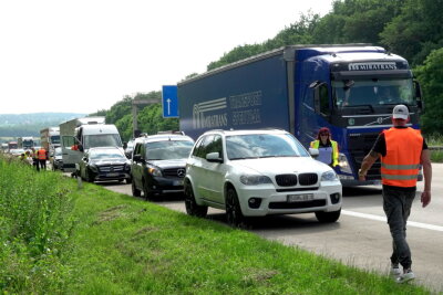 Auffahrunfälle sorgen für Stau auf der A4 bei Chemnitz - Der Unfall sorgte für Stau auf der Autobahn. Der Verkehr wurde vorläufig an den Unfallstellen vorbeigeleitet. 