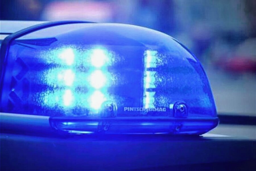 Auffahrunfall auf A 4 bei Frankenberg: 11-jähriges Mädchen verletzt - Auf der A4 kam es im Baustellenbereich zu einem Auffahrunfall. 