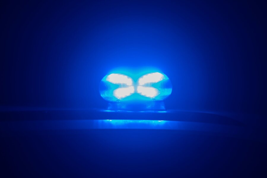 Auffahrunfall bei Flöha: Fahrerflucht mit zwei Promille - Ein Blaulicht leuchtet auf einem Polizeifahrzeug.