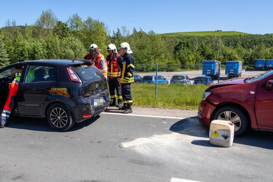 Auffahrunfall in Bad Schlema fordert vier Verletzte - Nach dem Auffahrunfall sicherten Feuerwehrleute die beiden Fahrzeuge.
