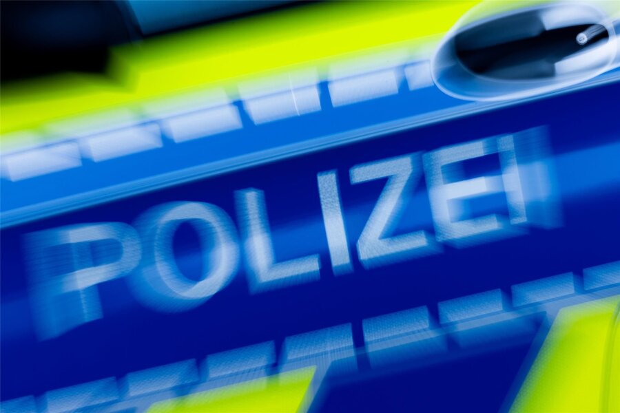 Auffahrunfall in Mühltroff: Mann leicht verletzt - Einen Unfall mit einem Leichtverletzten musste die Polizei in Mühltroff aufnehmen.
