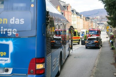 Auffahrunfall mit Linienbus: Zwei Verletzte in Aue - Am Montagnachmittag kam es auf der Schneeberger Straße zu einem Auffahrunfall, bei dem mindestens zwei Menschen verletzt wurden.