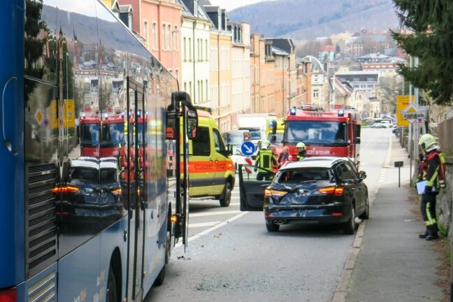 Auffahrunfall mit Linienbus: Zwei Verletzte in Aue - Am Montagnachmittag kam es auf der Schneeberger Straße zu einem Auffahrunfall, bei dem mindestens zwei Menschen verletzt wurden.