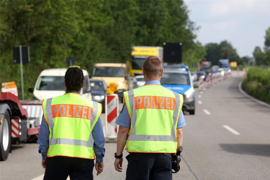 Auffallend viele Polizeikontrollen im Landkreis Zwickau: Was steckt dahinter? - Am 6. Juni wurde der gesamte Verkehr auf der B 93 über einen Parkplatz geleitet. Welche Strategie verfolgt die Polizei bei ihren Kontrollen?.