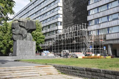 Auffrischungskur für die Proletarier in Chemnitz: 150 Platten werden einzeln abgenommen - Für die Sanierung der Schrifttafel am Marx-Monument wird ein Gerüst aufgebaut.