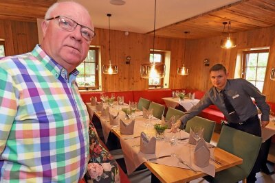 Aufgeben ist nicht: Mittelsachsens Gastronomen investieren trotz Coronakrise - Hoteldirektor Olaf Thomann (l.) und Hotelfachmann Jiri Günther im neu gestalteten Restaurant des Waldhotels "Kreuztanne" im Saydaer Stadtteil Friedebach. 