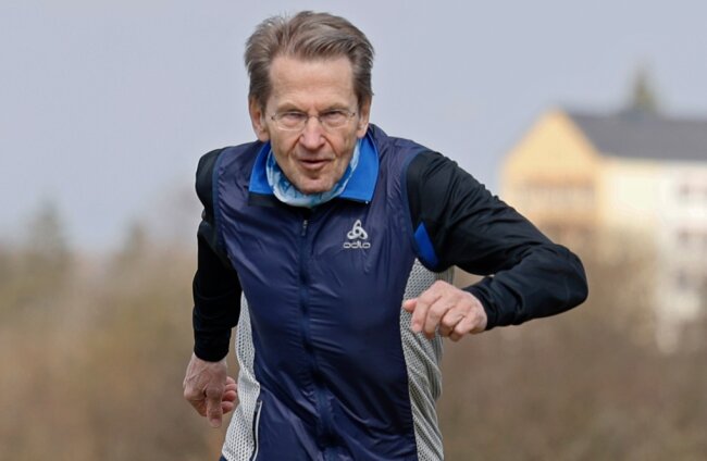 Aufgeben war niemals eine Option - Lutz Behrens läuft sich für die 10 Kilometer beim Göltzschtal-Marathon warm, der am Samstag in Lengenfeld gestartet wird.