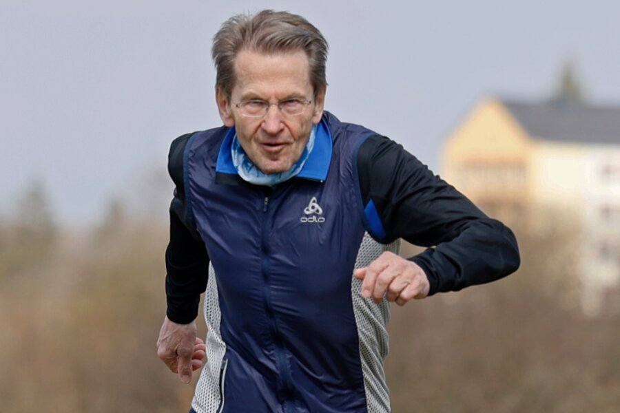 Aufgeben war niemals eine Option - Lutz Behrens läuft sich für die 10 Kilometer beim Göltzschtal-Marathon warm, der am Samstag in Lengenfeld gestartet wird.