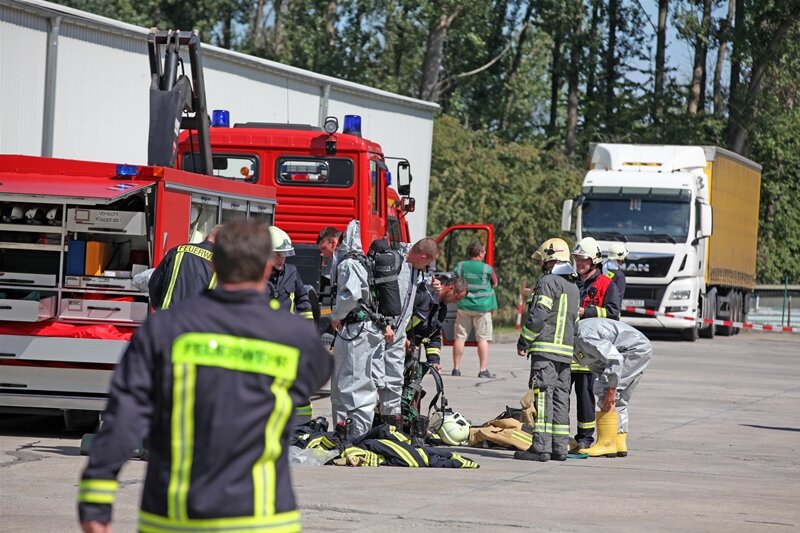 Aufgeblähtes Fass löst Feuerwehr-Großeinsatz aus - 