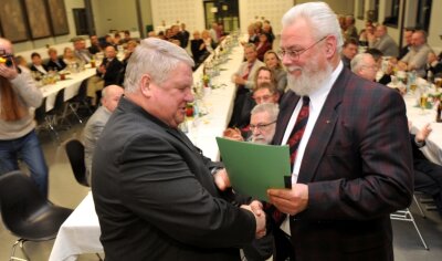 Falkenaus Bürgermeister Martin Müller übergibt seinem Flöhaer Amtsbruder Friedrich Schlosser die Vereinbarung zur freiwilligen Eingemeindung