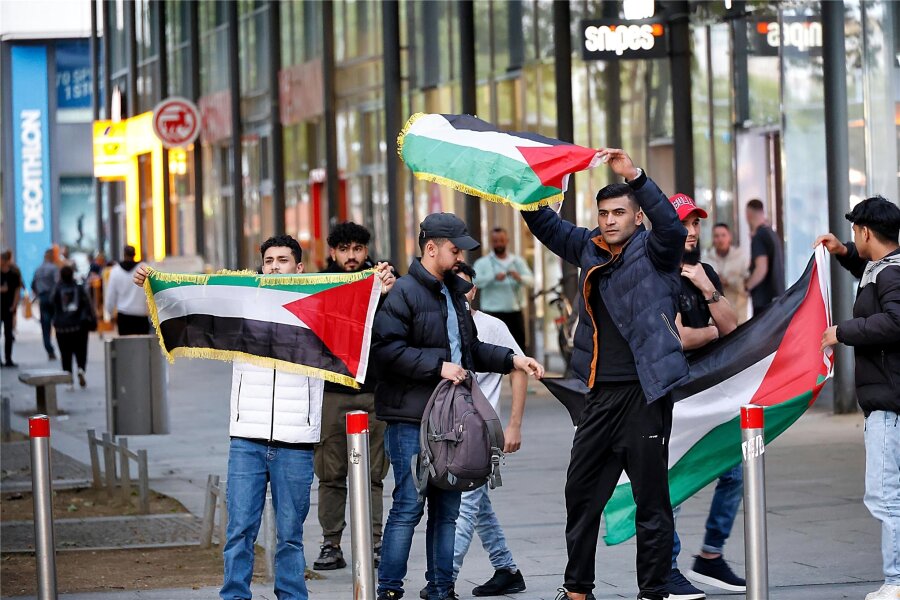 Aufgeheizte Szenen in Chemnitz: Solidaritäts-Kundgebung für Israel von propalästinensischen Protesten begleitet - 70 bis 100 Palästina-Sympathisanten störten am Mittwochabend eine angemeldete Kundgebung auf dem Neumarkt.