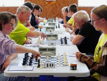 Aufholjagd wird mit Titel belohnt - Bei der Erzgebirgsmeisterschaft in Lengefeld gingen 20 Schachspieler auf Punktejagd. Jüngste unter ihnen war die erst 13-jährige Leni Sommer (rechts) vom gastgebenden SVL, die Platz 13 belegte und ihre Wertungszahl deutlich nach oben schraubte. 