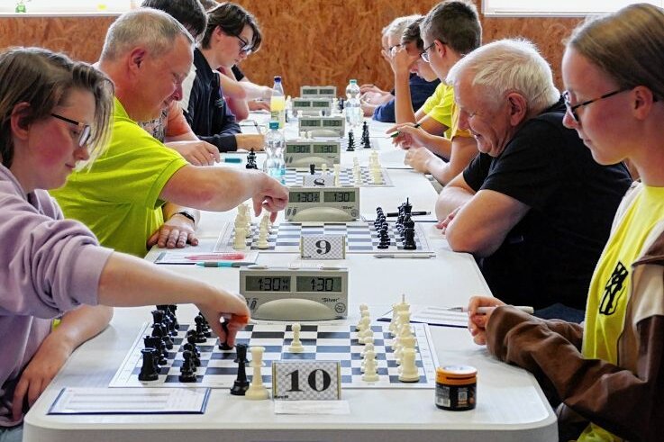 Aufholjagd wird mit Titel belohnt - Bei der Erzgebirgsmeisterschaft in Lengefeld gingen 20 Schachspieler auf Punktejagd. Jüngste unter ihnen war die erst 13-jährige Leni Sommer (rechts) vom gastgebenden SVL, die Platz 13 belegte und ihre Wertungszahl deutlich nach oben schraubte. 